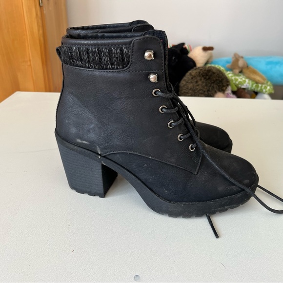 Black lace up boots - Picture 2 of 2